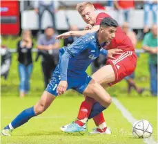  ?? FOTO: JOSEF KOPF ?? Thomas Maas (rechts, gegen Schwäbisch Halls Mohammed Hussein) schoss in Rutesheim zwar das 1:1, doch der FC Wangen verlor verdient mit 1:3.