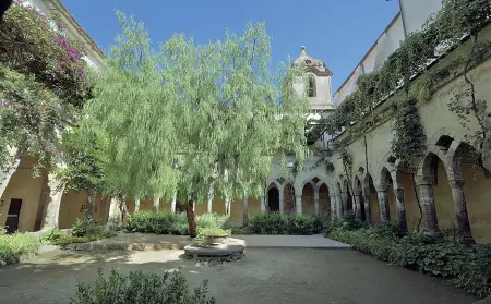  ??  ?? Bellezza
Il chiostro di San Francesco risale al XIV secolo e si trova nel pieno centro storico della città e dista poche decine di metri dalla casa dove nacque il celebre poeta Torquato Tasso