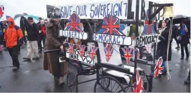  ?? Agence France-presse ?? ↑ Pro-brexit campaigner­s prepare to start the first leg of the March To Leave march in Sunderland on Sunday.