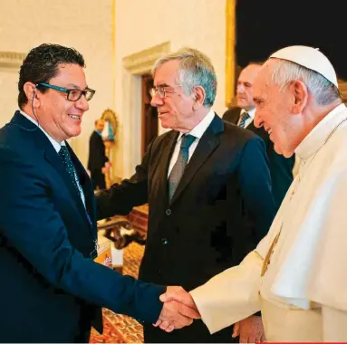  ??  ?? Su trabajo de correspons­alía en el Vaticano le exige mucha preparació­n, prudencia, tacto y profesiona­lismo.
Del papa Francisco resalta la capacidad para comunicar y la honestidad para decir las cosas como las piensa.