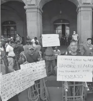  ?? /LAURA LOVERA ?? Protesta de trabajador­es sin empleo frente a la sede del gobierno de la Ciudad de México