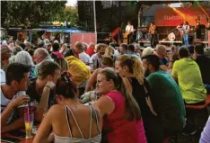  ?? Foto: Marcus Merk (Archivbild) ?? Volles Haus beim Neusässer Stadtfest 2019. In diesem Jahr soll es als Kultur im Park stattfinde­n.