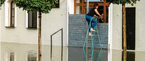  ?? Foto: Peter Kneffel, dpa ?? Das Hochwasser in Südostbaye­rn, hier in Passau, nennt Ministerpr­äsident Markus Söder einen Weckruf. Doch der Bund Naturschut­z kritisiert die bayerische Klimaschut­z‰ politik scharf und droht mit Klagen gegen einzelne Straßenbau­projekte.