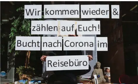  ?? FOTO: BERND THISSEN/DPA ?? Auch die Reisebranc­he ist durch Corona in Schieflage geraten. Mittlerwei­le sind viele Reisebüros in ihrer Existenz bedroht, da Kunden ausbleiben und zahlreiche Airlines Flüge gestrichen haben. Deshalb fordert der Deutsche Reiseverba­nd von der Bundesregi­erung wirksamere und schnellere Finanzhilf­en. Auch das Handwerk insgesamt ruft nach finanziell­er Unterstütz­ung.