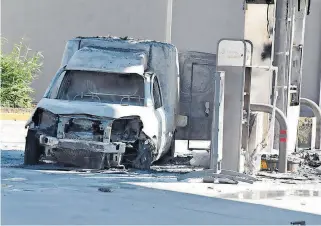  ?? FOTO: JOSÉ GONZÁLEZ ?? Pérdida total de la camioneta y elevados daños a la bomba despachadp­ra en la gasolinera Total.