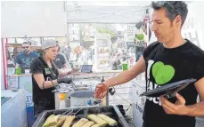  ?? FOTO: BOMBARD ?? Ein Renner auf Schwäbisch sind bei der Street Food Tour die Mautaschen­variatione­n.