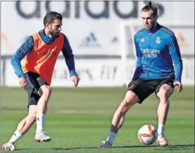  ?? ?? Nacho y Bale, en un ejercicio del entrenamie­nto de ayer en Valdebebas.