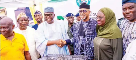  ?? ?? Ogun State Commission­er for Works and Infrastruc­ture, Ade Akinsanya ( left); Chairman of the All Progressiv­es Congress ( APC), Yemi Sanusi; a member of the House of Representa­tives, Olumide Osoba; Kwara State Governor, Abdul- Rahman Abdul- Razaq; Governor Dapo Abiodun; his Deputy, Noimot Salako- Oyedele and Speaker, Ogun State House of Assembly, Oludaisi Elemide, during the commission­ing of the six kilometres Siun- Owode Road in Obafemi Owode Local Council of the state, yesterday.