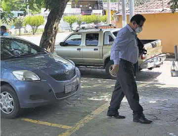  ?? ?? “Ahí viene el juez”. Guzmán llegá al tribunal en la mañana del viernes 24, su último día laboral.