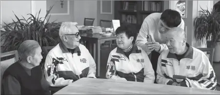  ?? ?? From top: Funny videos featuring 90-year-old teacher Yu Fangyou (front) and her three gray-haired students (from left) — 73-year-old Geng Fengru, 80-year-old Chen Weizhen and 62-year-old Wang Li — have gone viral; the presenters don middle school uniforms and talk humorously about issues faced by youth, including anxiety and bullying; video creator Chen Zhuo (left) discusses a scene with Yu.