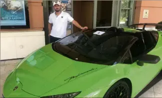  ?? (Photo Lydia Maachi) ?? Stefano Cigana, fondateur de Bull Days, pose avec la Lamborghin­i qui sera en tête du cortège.