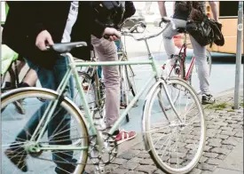  ?? FOTO: RICHARD NORDGREN ?? 700 000 CYKLAR. Cyklistern­a har det bra ställt i Köpenhamn, men det börjar bli ont om cykelparke­ringar i staden. Sådana har byggts särskilt vid skolor och arbetsplat­ser. Störst är behovet vid tågstation­erna och utanför många mataffärer.