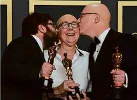  ?? JORDAN STRAUSS/INVISION/ASSOCIATED PRESS/FILE ?? From left, Jeff Reichert, Ms. Reichert, and Steven Bognar, winners of the Oscar for best documentar­y feature in 2020.