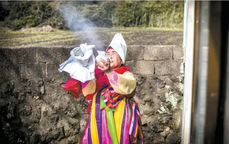  ?? Courtesy of Giuseppe Rositano ?? A shaman performs a ritual on Jeju Island.