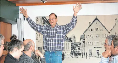  ?? FOTO: TANJA JAPS ?? Reinhard Jung spricht in Meßkirch von seinen Plänen.