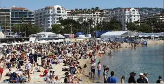  ?? (Photo Patrice Lapoirie) ?? La plage du Palais noire de monde.