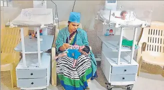  ?? SANCHITA SHARMA/HT ?? Sabita Baria, 22, with her newborn at the special newborn care unit at the Government JP Hospital in Bhopal, Madhya Pradesh. Her child, a boy, has recovered from birth asphyxia from prolonged labour.