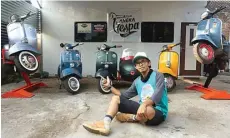  ?? BOY SLAMET/JAWA POS ?? HOBI: Heru Amrih Edhie berpose di depan koleksi motor Vespa yang dimiliki.