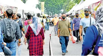  ?? - Bernama photo ?? RAMADAN BAZAAR: People were seen visiting the Putrajaya Precint 3 Ramadan Bazaar as soon as the heavy rain stopped during a survey yesterday. A total of 160 food and beverage stalls are available at the bazaar site.