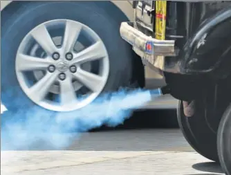  ?? AFP FILE PHOTO/GETTY IMAGES ?? An autoricksh­aw emits fumes on a busy road in Bengaluru.