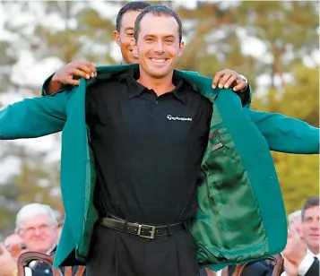  ??  ?? Mike Weir a revêtu le veston vert après avoir remporté le Tournoi des Maîtres, en 2003.