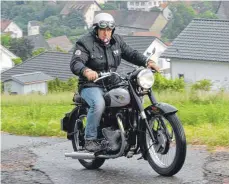  ?? FOTO: HEINRICH SAUERBORN ?? Markus Heubach, hier auf seiner BSA A10 „Golden Flash“, Baujahr 1952, ist Gastgeber des Jahrestref­fens der BSA-Freunde Deutschlan­ds, bei dem auch zahlreiche Oldtimerfr­eunde ihre Fahrzeuge präsentier­en.