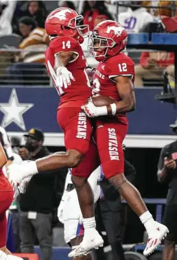  ?? Elizabeth Conley / Staff photograph­er ?? North Shore wide receiver Terrence Guillory, right, celebrates his touchdown Saturday against Duncanvill­e with teammate Nessiah Dunham.