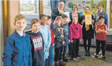  ?? FOTO: MARTIN-SCHULE ?? Heike Heiß, Carmen Aurelio, Petra Wachter und Martin Erstling freuen sich mit der Klasse 1-3 über die neue BNE-Plakette der Martin-Schule