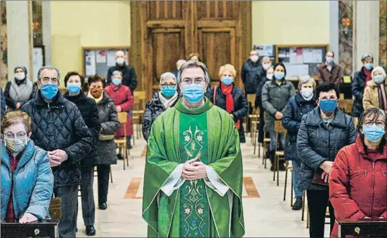  ?? PIERO CRUCIATTI / AFP ?? Giuseppe Corbari posa junto a sus feligreses de la parroquia de Robbiano, un año después del confinamie­nto