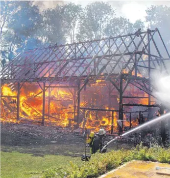  ?? FOTO: POLIZEI ?? Der Schuppen, in dem landwirtsc­haftliche Geräte und Maschinen, fiel den Flammen zum Opfer.