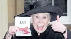  ?? ASSOCIATED PRESS FILE ?? British actress Liz Dawn posed for a photo at Buckingham Palace, London on Oct. 24, 2000 after she received an MBE.