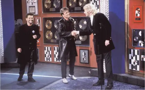  ?? FOTO: IMAGO IMAGES ?? Ein Bild aus alten, friedliche­n Zeiten: Moderator Thomas Gottschalk (rechts) begrüßt Dieter Bohlen (Mitte) in seiner Fernsehsho­w „Wetten, dass ...“. Links im Bild ist Sänger Thomas Anders zu sehen.