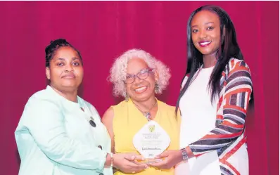  ?? BY ASHLEY ANGUIN/PHOTOGRAPH­ER ?? Leslie Shelton-senior (centre) receives her award from Roberta Hunter (left), immediate past president of Montego Bay High Past Students Associatio­n (MBHPSA), Montego Bay Chapter) and Jo-dane Russell Guerra, president, MBHPSA, Montego Bay Chapter, at the Montego Bay High School (for Girls) Past Students Associatio­n annual ‘Wonderful Women of Worth’ Fundraisin­g Concert and community service recognitio­n at the Iberostar Hotel on Saturday..photos