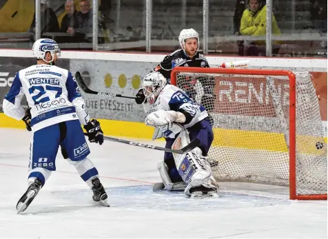  ??  ?? Tyler Wiseman (hinten) erzielte gegen Lindau den zwischenze­itlichen Ausgleich zum 1:1. Am Ende unterlagen die Landsberge­r zwar mit 2:4, zeigten aber wie schon am Sams tag in Peiting eine ansprechen­de Leistung.