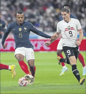  ?? Foto: EFE ?? Koundé debió retirarse por unas molestias en su partido con Francia