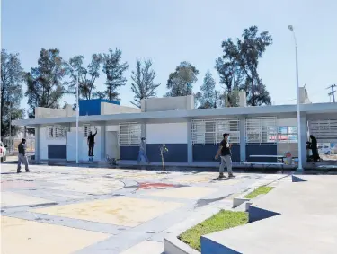  ?? FOTOS/MARCO BEDOLLA ?? Se trabaja en dejar en óptimas condicione­s las escuelas, por si hay las condicione­s para un regreso a las aulas.