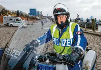  ?? Foto: Axel Heimken, dpa ?? Thorsten Käufer ist Motorrad Polizist und Statist bei der TV Serie „Großstadtr­evier“. Unser Bild zeigt ihn am Hamburger Fisch markt.