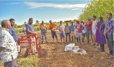  ??  ?? The Sugar Research Institute of Fiji staff members working with farmers in Ba on April 15, 2021.