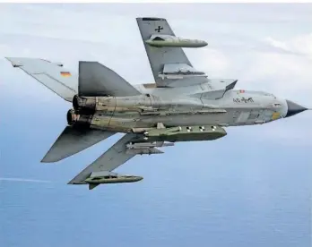  ?? FOTO: ANDREA BIENERT/BUNDESWEHR/DPA ?? Ein Tornado der Bundeswehr mit dem Taurus fliegt bei einer Übung über Südafrika. Der Marschflug­körper und dessen Einsatzmög­lichkeiten im Ukraine-Krieg stehen im Zentrum eines Abhörskand­als.