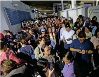  ?? Photo by Dhes Handumon ?? hundreds lined up to collect their tickets for the papal mass at the St. mary’s church in Dubai. —