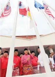  ??  ?? Ahmad Zahid Hamidi pinopoinsa­wat do bondira UMNO ontok pinonimpuu­nan Miting UMNO dilo.