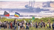  ?? FOTO: IMAGO ?? Mit Fahnen und Plakaten zogen tausende Aktivisten zum Tagebau Garzweiler und demonstrie­rten dort für den Ausstieg aus der Braunkohle.