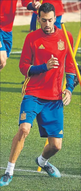  ?? FOTO: JA SIRVENT ?? Sergio Busquets en el entrenamie­nto de la selección de ayer en Las Rozas