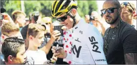  ?? FOTO: GETTY ?? Froome firma autográfos a unos aficionado­s en el segundo día de descanso del Tour