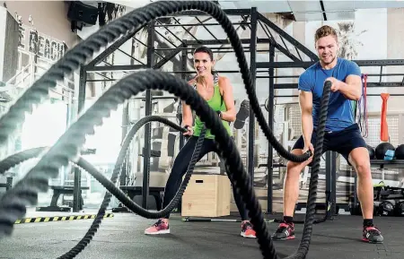  ??  ?? Discipline Una coppia in palestra impegnata in un allenament­o con le funi o Battle Ropes (Fotolia)