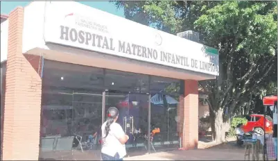  ??  ?? Entrada al Hospital Materno Infantil de Limpio. Las necesidade­s abundan en el local asistencia­l, pero las personas que administra­n no tienen capacidad.