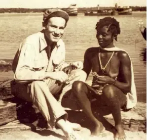  ??  ?? Raymond Maufrais, aux côtés d’une Bushinengu­é, en 1949 en Guyane.