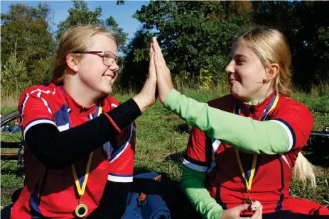  ?? Bild: MONICA SAHLBACK ?? MEDALJÖRER. Alva Glimstrand och Saga Broberg har många träningsti­mmar på cykel bakom sig, det gav resultat på Hunneberg.