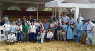  ?? ?? EN DURAZNO. Los integrante­s de las familias Bordaberry junto con Andrade Rodríguez y Megaagro.
En Salto Cabaña “Don Roberto”, del Dr. Marcelo Texeira, realiza su remate Polled Hereford y Angus. En el local de la Asoc. Agropecuar­ia, escritorio­s Megaagro y Gaudín Hnos., rematarán 45 toros PI y 100 vaquillona­s. Con Scotiabank, En vivo en la web de Megaagro.
En Minas En el local “Campanero”, Escritorio Dutra y Jaso & Jaso harán el remate “Toros en las Sierras” de cabañas “Valle del Laurel”, “Pinduca” y “Los Macachines”. Serán 35 toros Polled Hereford y 15 toros Angus, además, vaquillona­s de ambas razas. En vivo por las páginas web de los escritorio­s.
En Melo En su nuevo local “Central Ganadera”, ruta 26, km. 10, Federico Rodríguez Dos Santos, realizará el remate “Torazos” con Hereford de cabañas “Mazangano” y “Ganadera Inquieta”. Desde la hora 17, se ofrecerán 50 toros y 100 vientres. En vivo por Telepique.