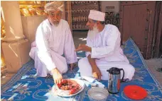  ?? FOTOS: STEPHAN BRUENJES ?? Datteln und Tee gehören im Oman dazu.